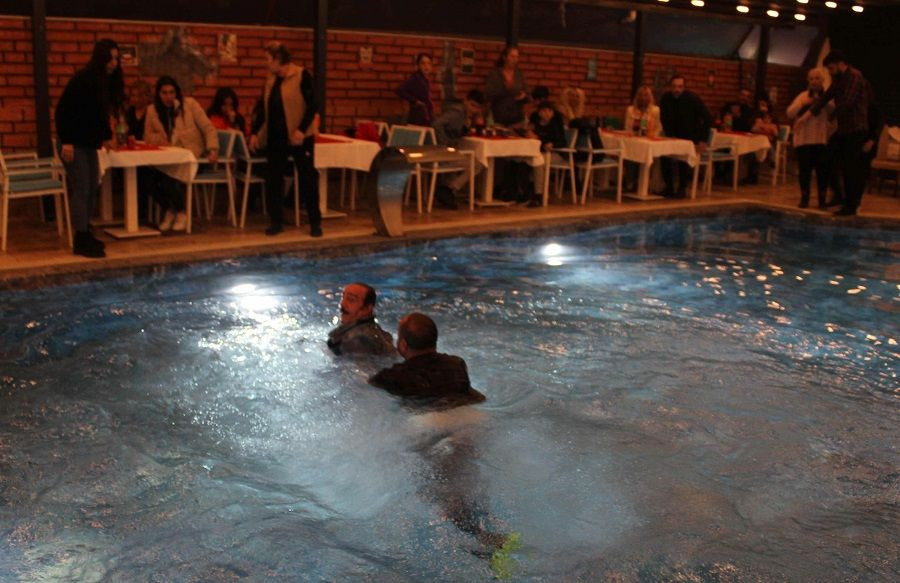 Türkücü Mustafa Keser, depremzedelere moral gecesinde havuza düştü - Sayfa 2