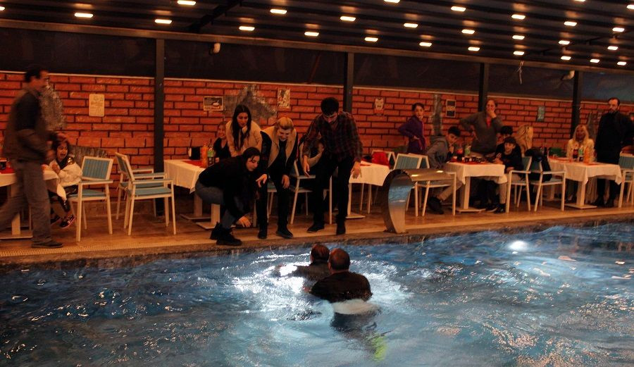 Türkücü Mustafa Keser, depremzedelere moral gecesinde havuza düştü - Sayfa 3
