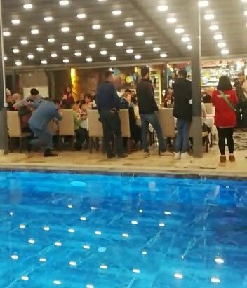Türkücü Mustafa Keser, depremzedelere moral gecesinde havuza düştü - Sayfa 4