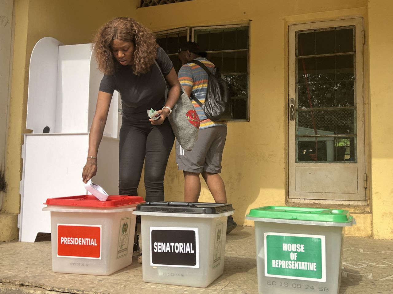Nijerya, sandık başında: 8 oy kullanma makinesi çalındı - Sayfa 1