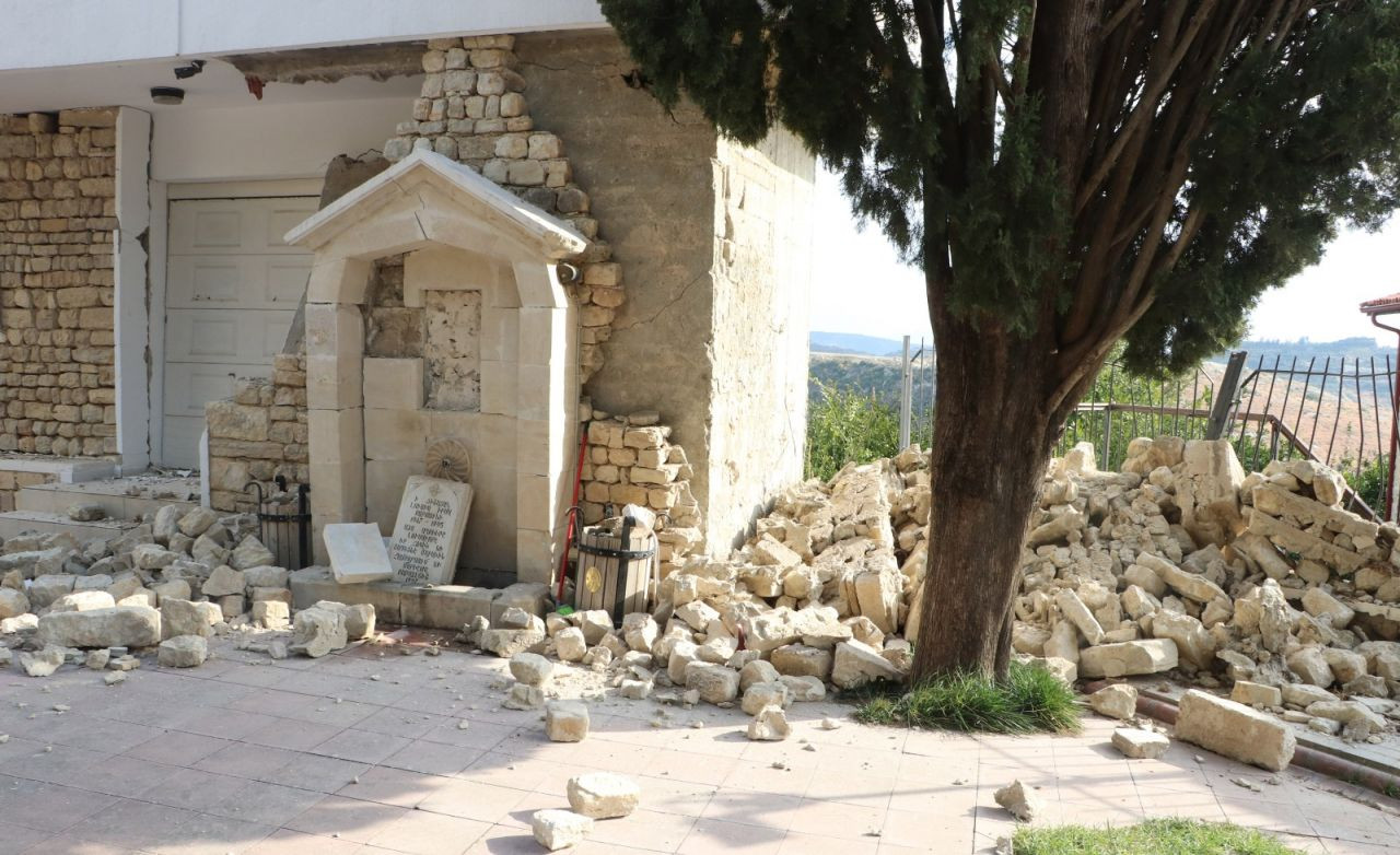 Depremde hasar gören 113 yıllık Meryem Ana Kilisesi ibadete kapatıldı - Sayfa 1