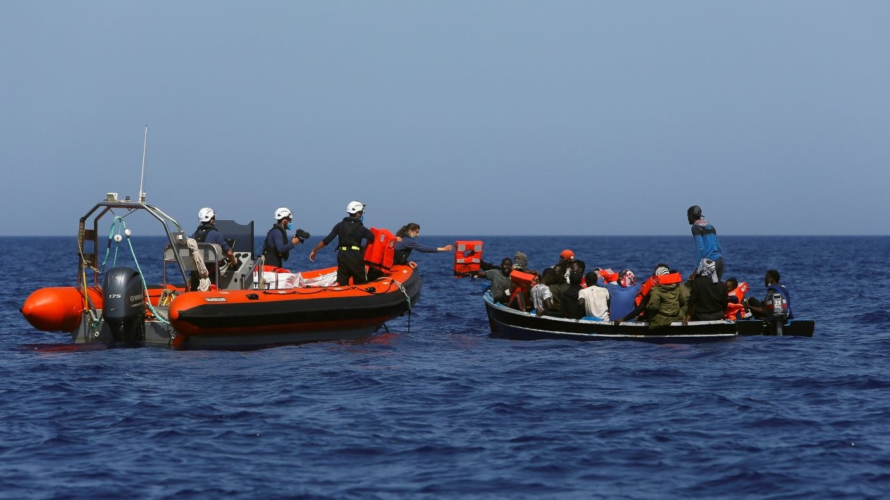Tunus açıklarında mültecileri taşıyan 2 tekne battı: 4 ölü
