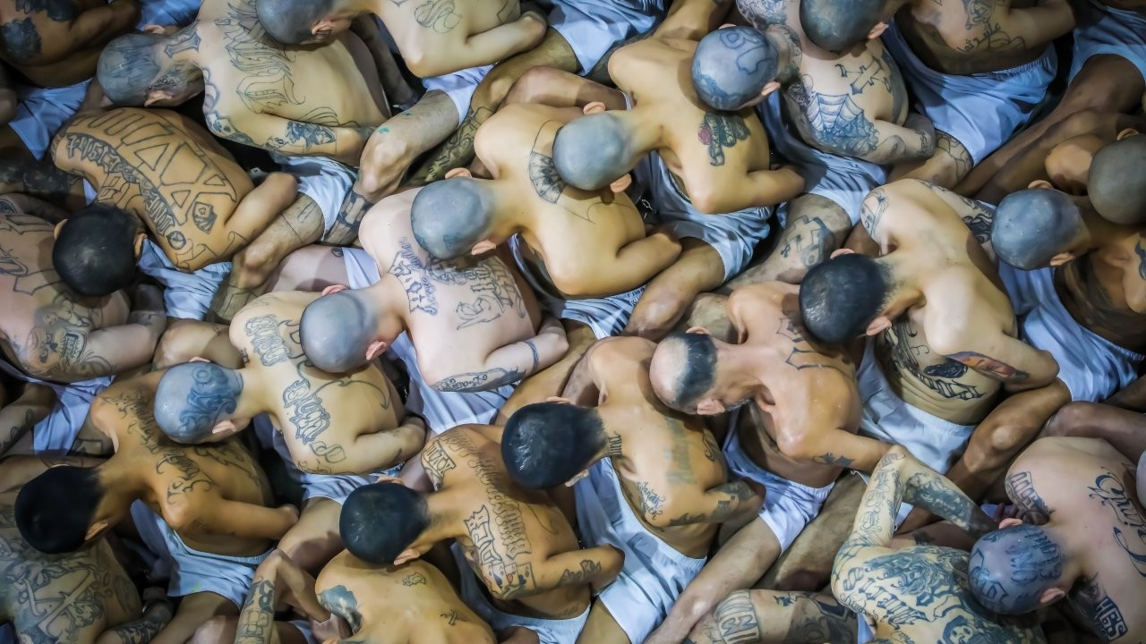El Salvador'da binlerce mahkum yalın ayak 'mega' cezaevine nakledildi