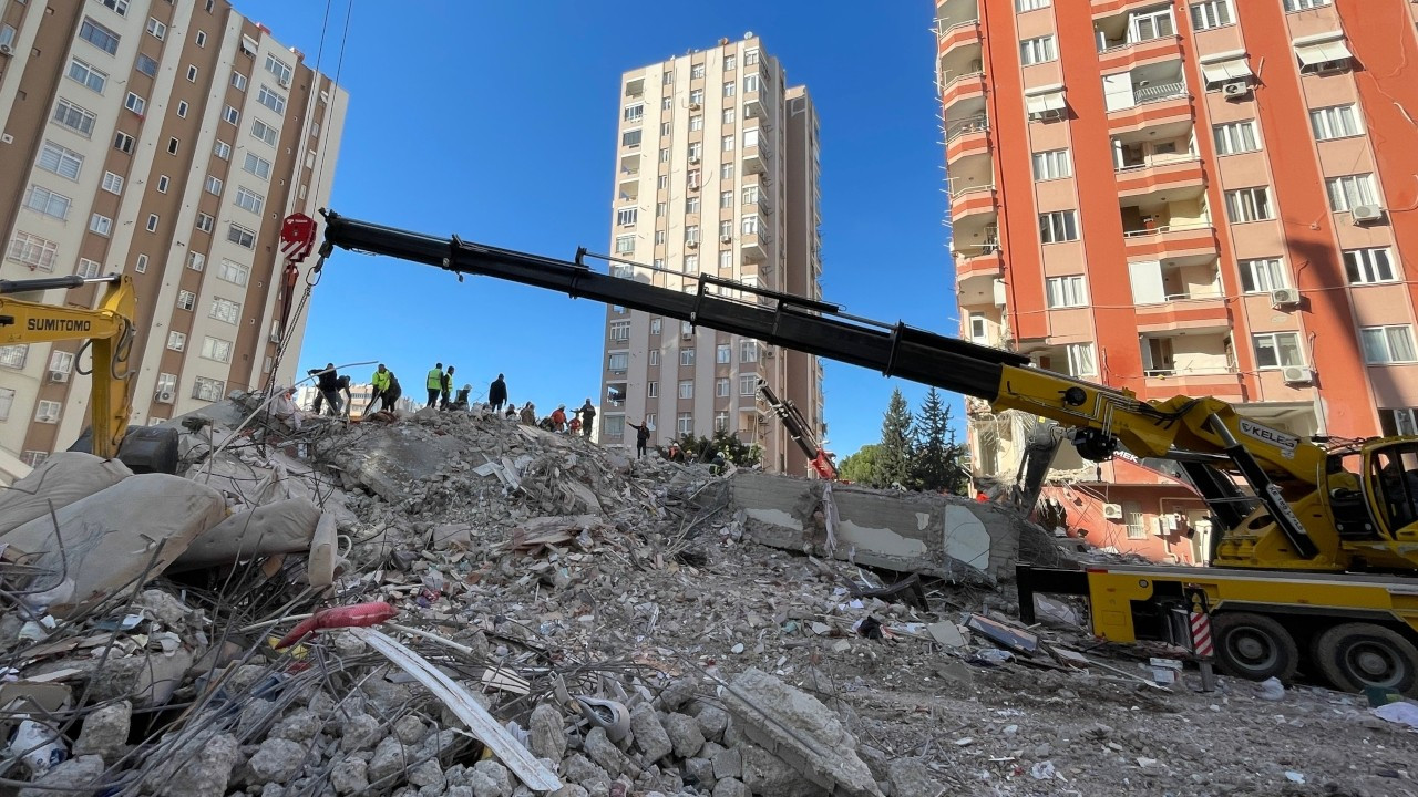 Adana’da yıkılan binalarla ilgili kısıtlılık kararı: Açık hukuk ihlali