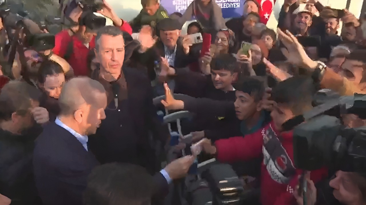 Erdoğan, Adıyaman’da çocuklara para dağıttı