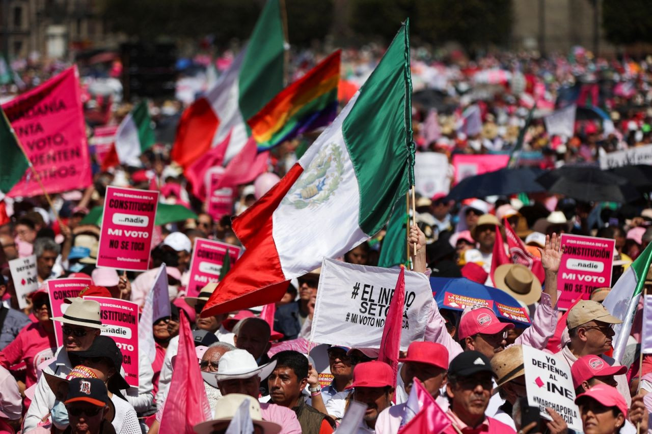 Meksika'da 100 bin protestocu sokakta: 'Demokrasimizi savunmak için savaşıyoruz' - Sayfa 3