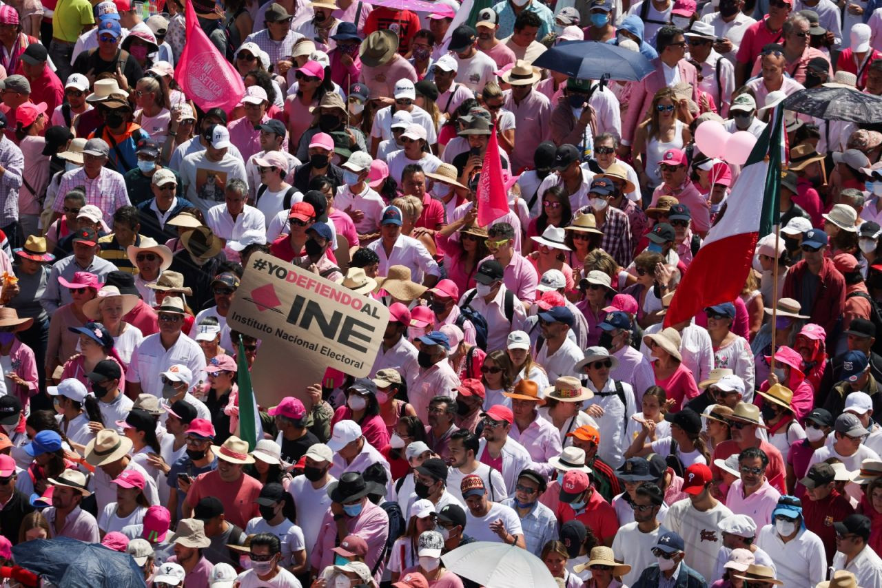 Meksika'da 100 bin protestocu sokakta: 'Demokrasimizi savunmak için savaşıyoruz' - Sayfa 1