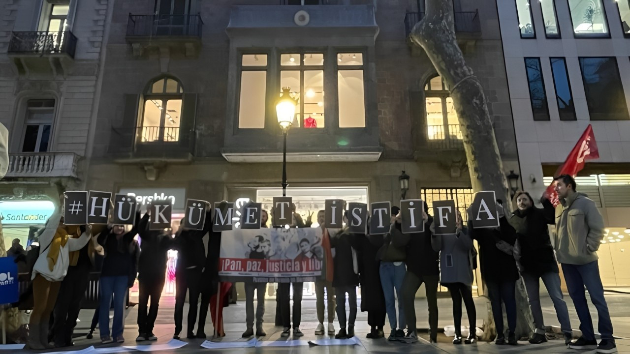 Barcelona’da Türkiye Konsolosluğu önünde protesto: 'Hükümet istifa'
