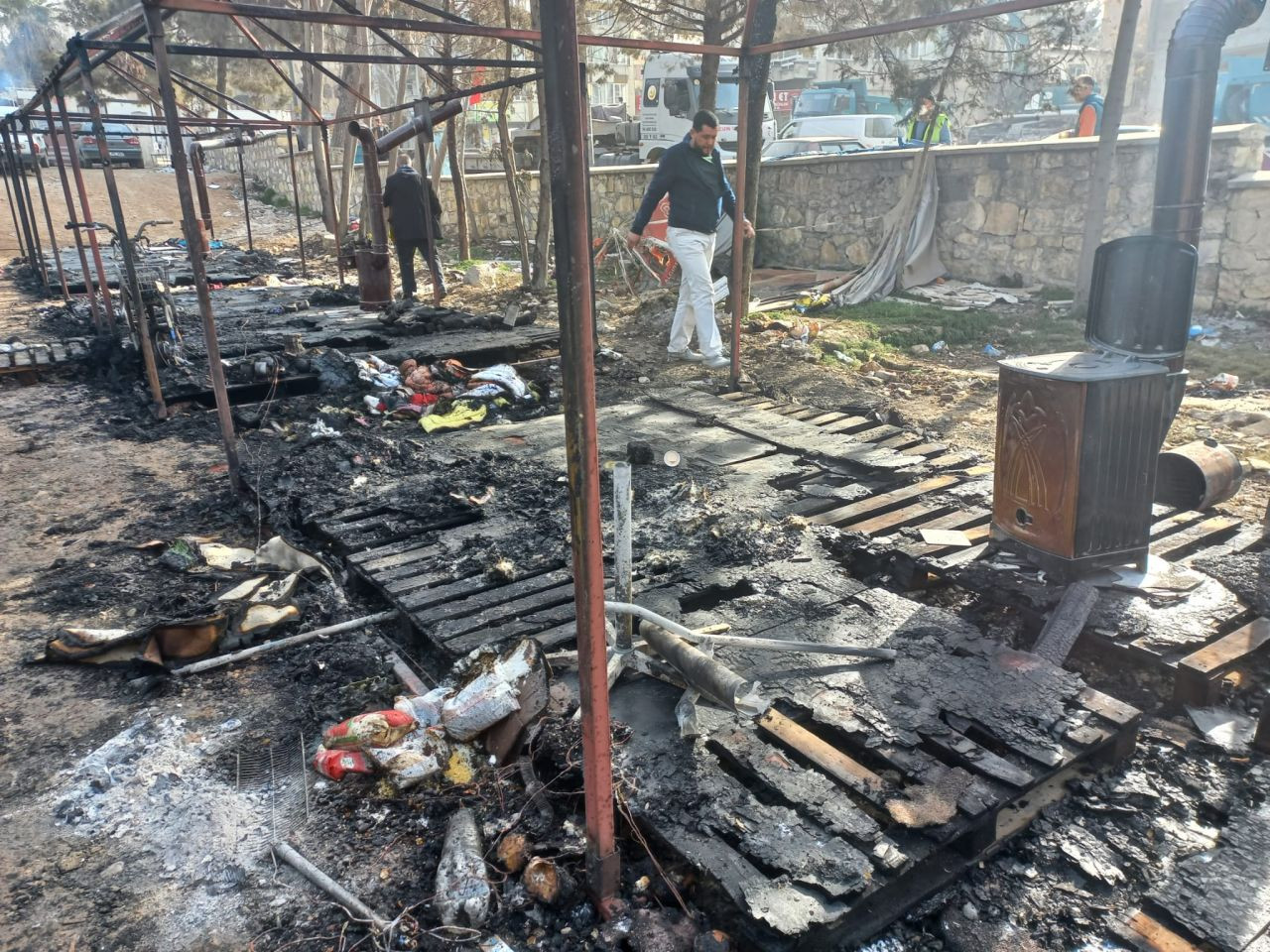 Çadır kentte yangın: İki depremzede yaralandı, 7 çadır kullanılamaz hale geldi - Sayfa 3