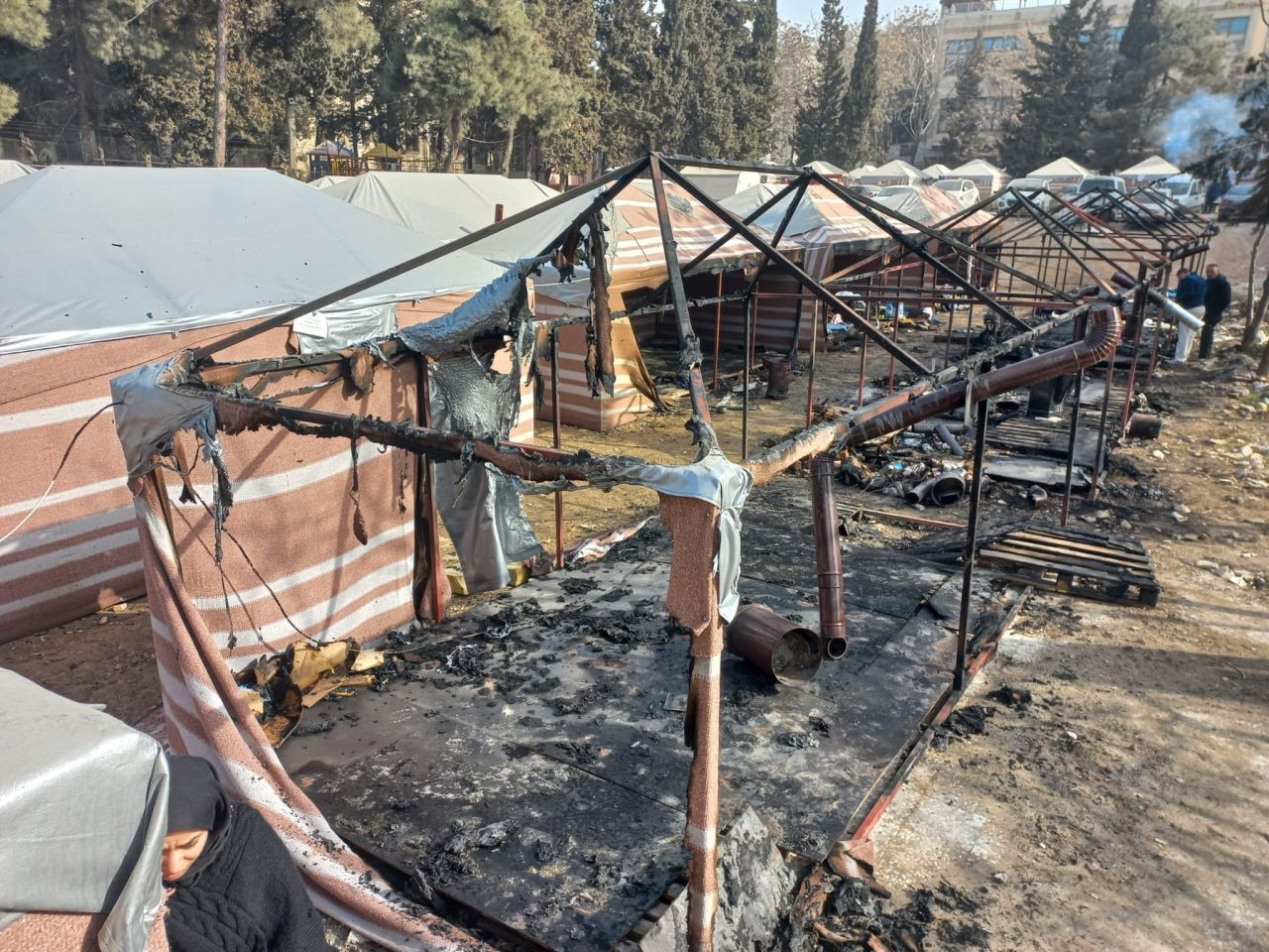 Çadır kentte yangın: İki depremzede yaralandı, 7 çadır kullanılamaz hale geldi - Sayfa 1
