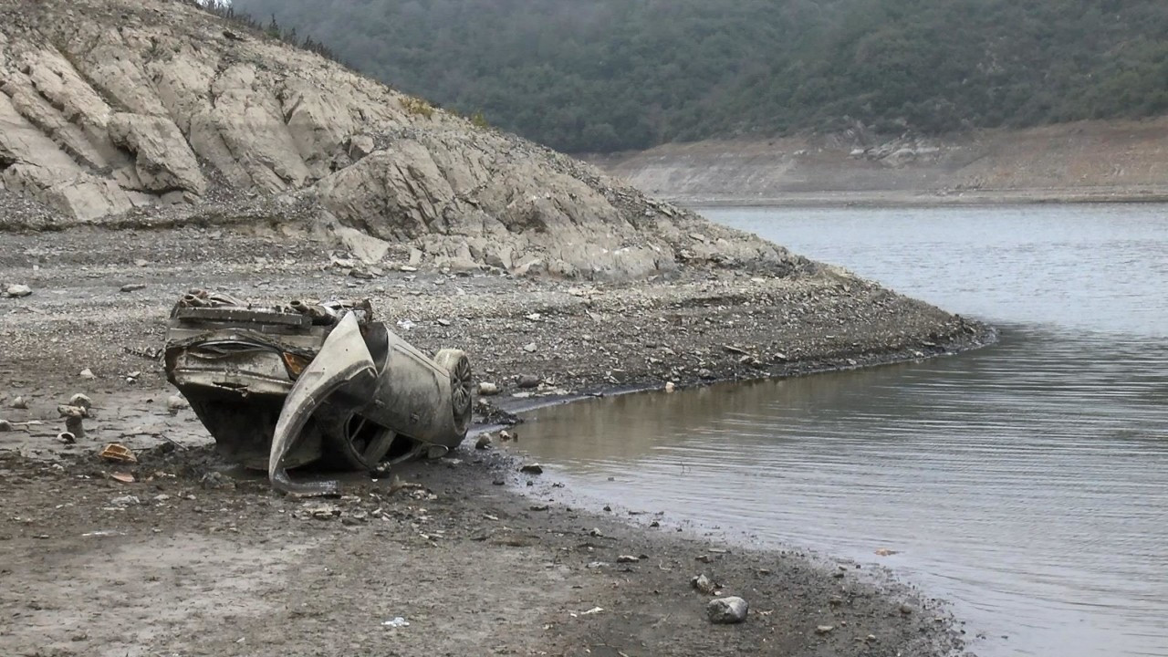 Alibeyköy Barajı'nda su çekilince otomobil ortaya çıktı
