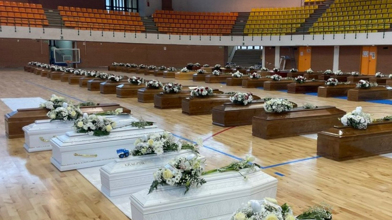 İtalya'da mültecilerin cenazeleri için spor salonunda taziye