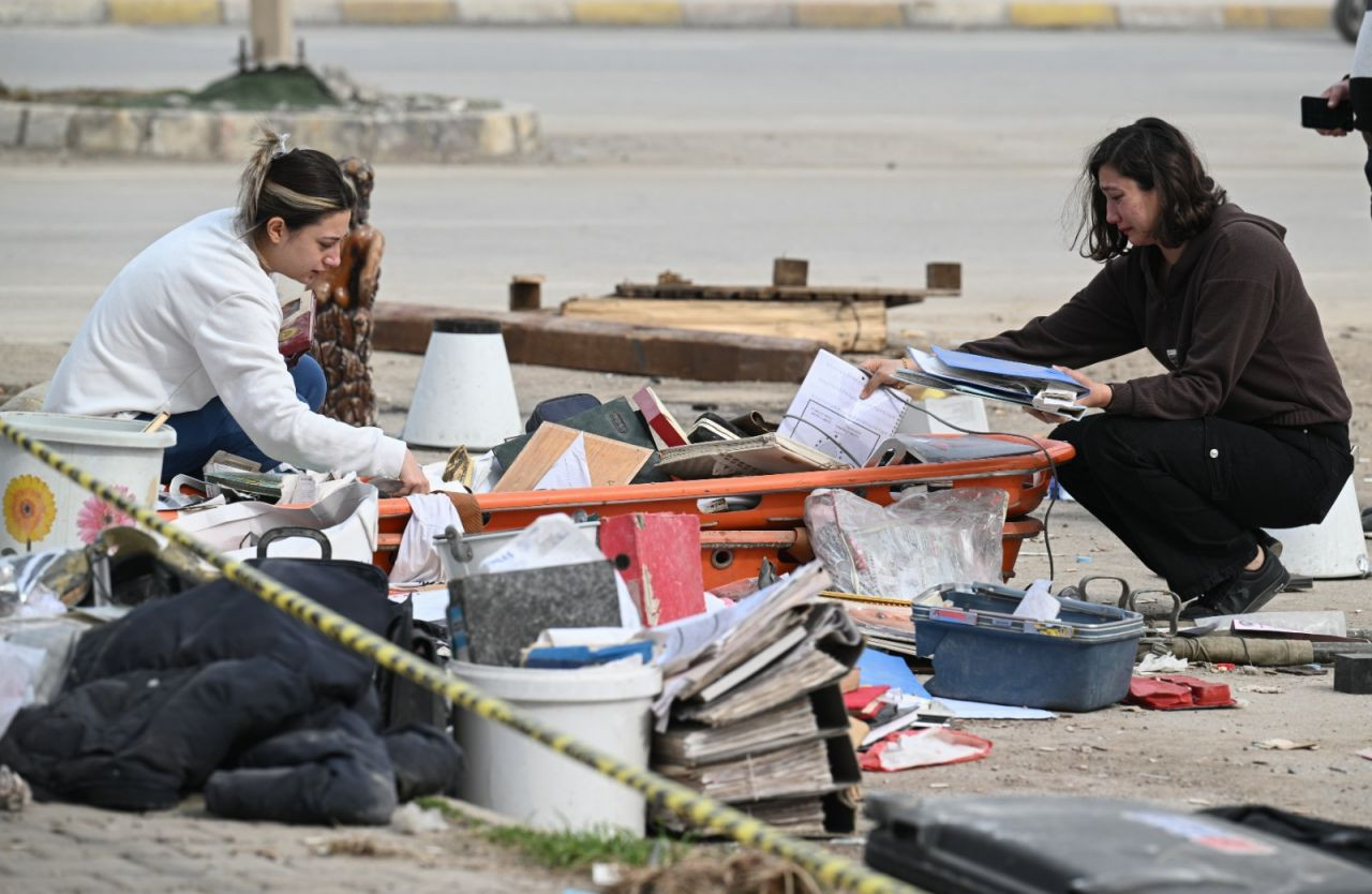 Depremzedeler, kaybettikleri yakınlarının eşyalarını enkazdan çıkardı - Sayfa 3