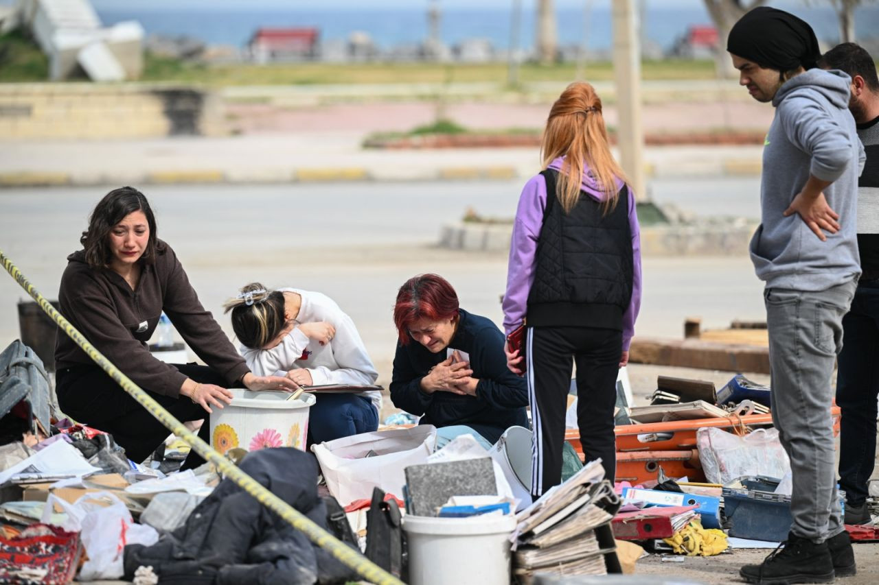 Depremzedeler, kaybettikleri yakınlarının eşyalarını enkazdan çıkardı - Sayfa 2