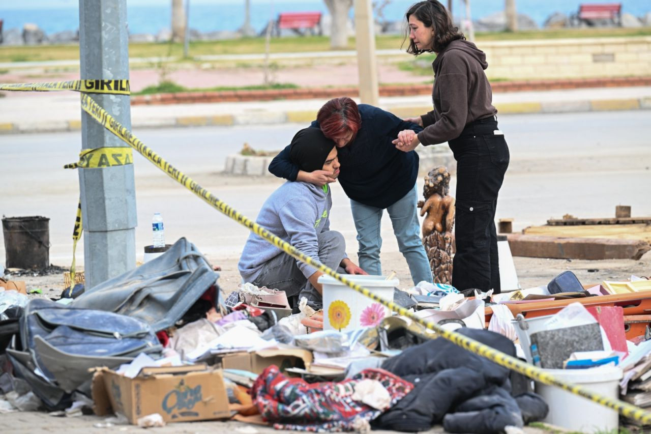Depremzedeler, kaybettikleri yakınlarının eşyalarını enkazdan çıkardı - Sayfa 1