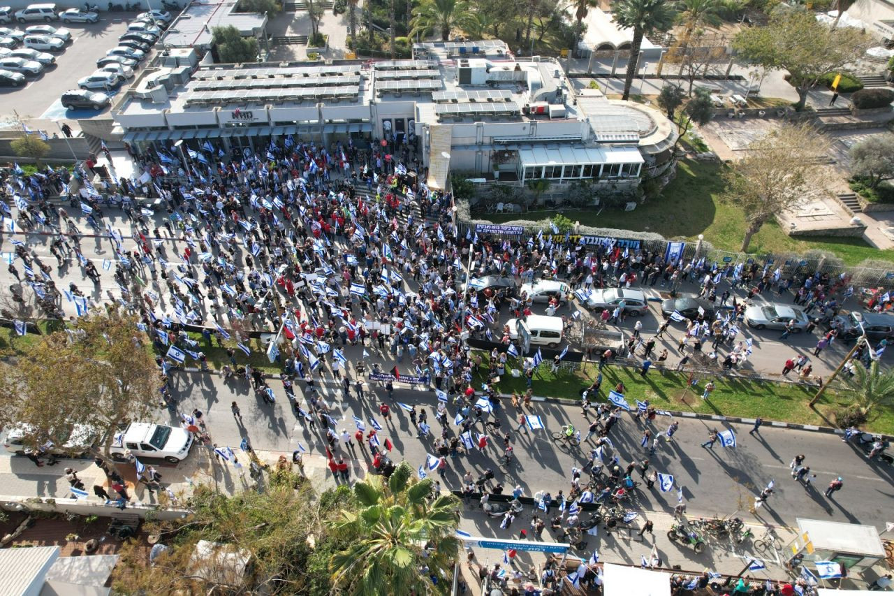 İsrail'de yüzlerce kişi yargı düzenlemesine karşı yolları kapattı - Sayfa 1