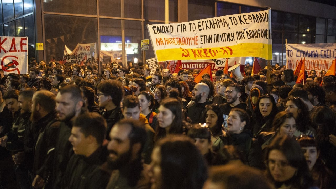Atina'da 38 kişinin öldüğü tren kazası protesto edildi: 'Kaza değil, cinayet'