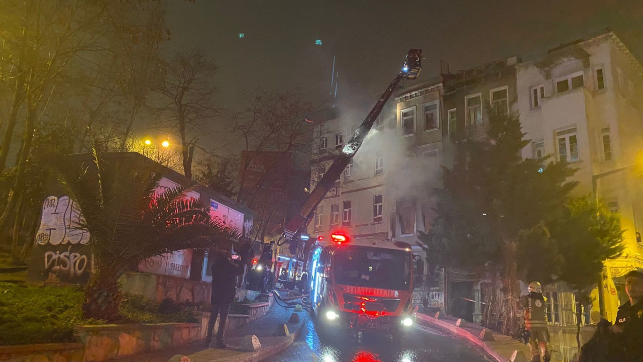 Beyoğlu’nda 4 katlı binadaki yangında mahsur kalanlar tahliye edildi