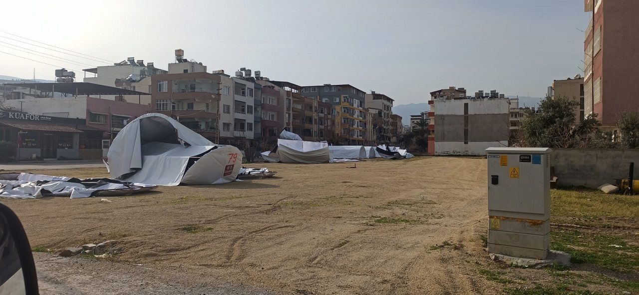 İskenderun'da kuvvetli rüzgar: Depremzedelerin çadırları yıkıldı - Sayfa 3