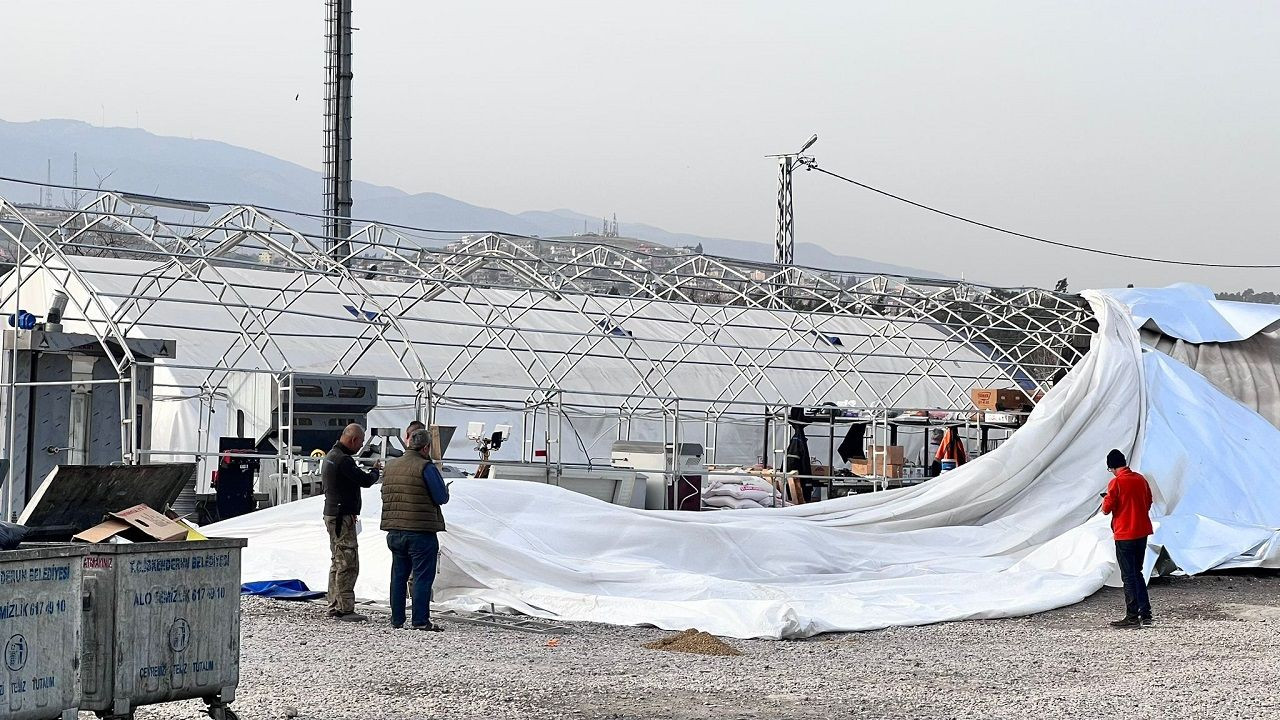 İskenderun'da kuvvetli rüzgar: Depremzedelerin çadırları yıkıldı - Sayfa 2