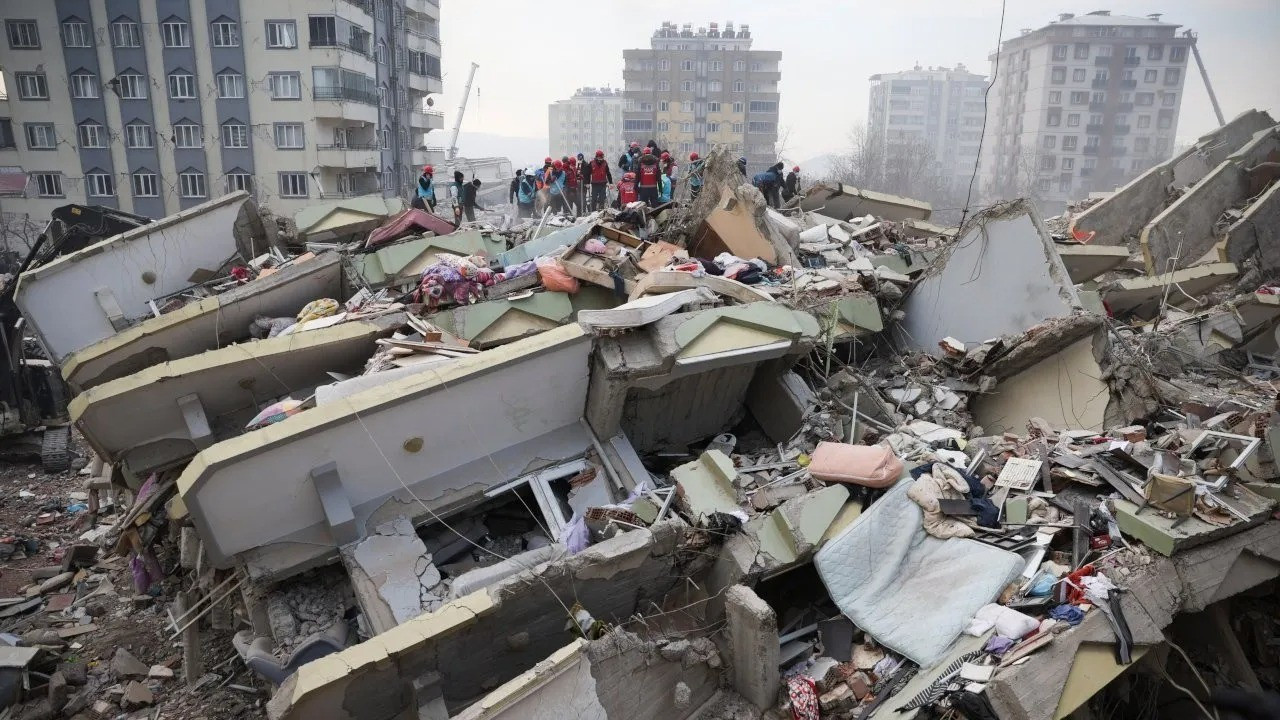 Maraş'ta 11 katlı 3 bina patlayıcı kullanılarak yıkıldı