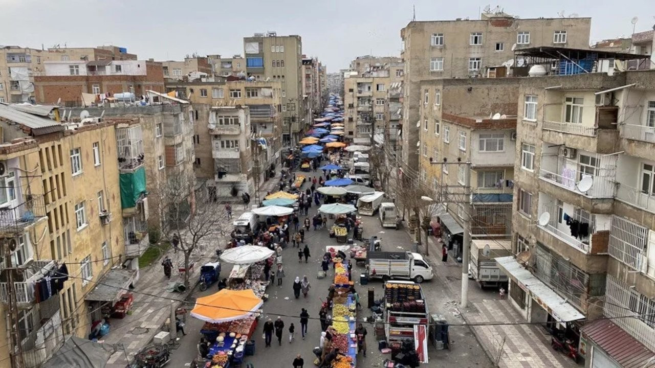 Diyarbakır’da ağır hasarlı bina önünde semt pazarı kuruldu
