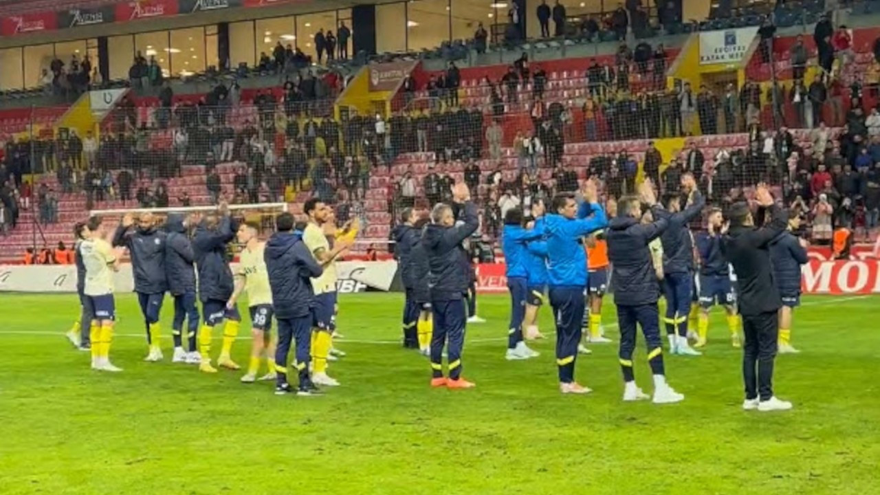 Fenerbahçeli futbolcular boş tribünü alkışladı