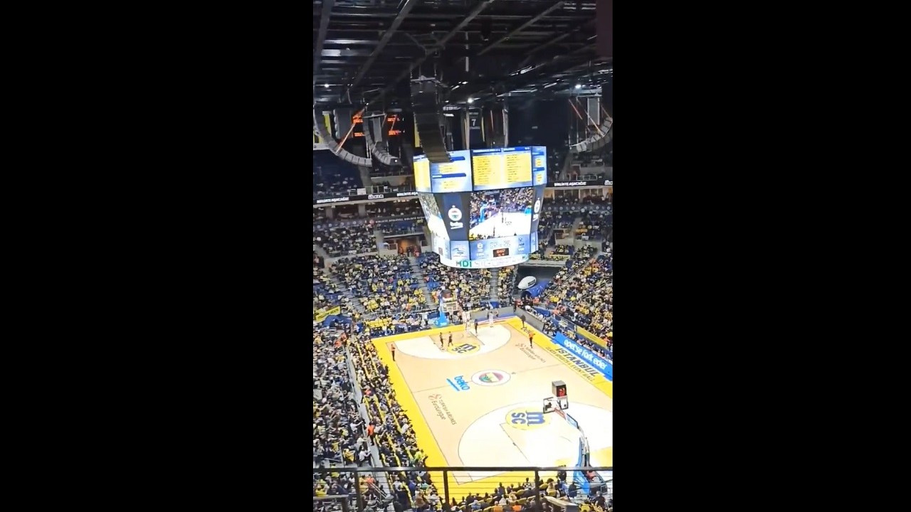 Fenerbahçe Beko'nun Euroleague maçında 'Hükümet istifa' sloganı