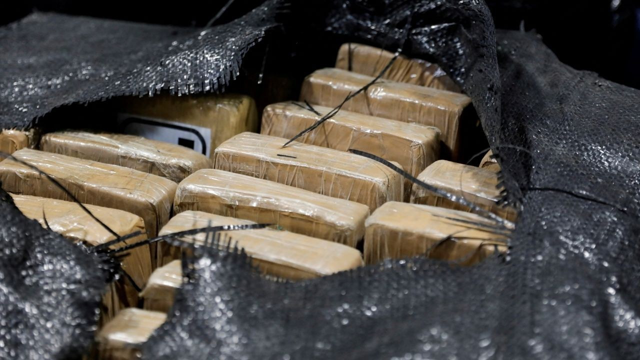 5.3 ton kokain taşıyan geminin mürettebatı gözaltında: 8'i Türk