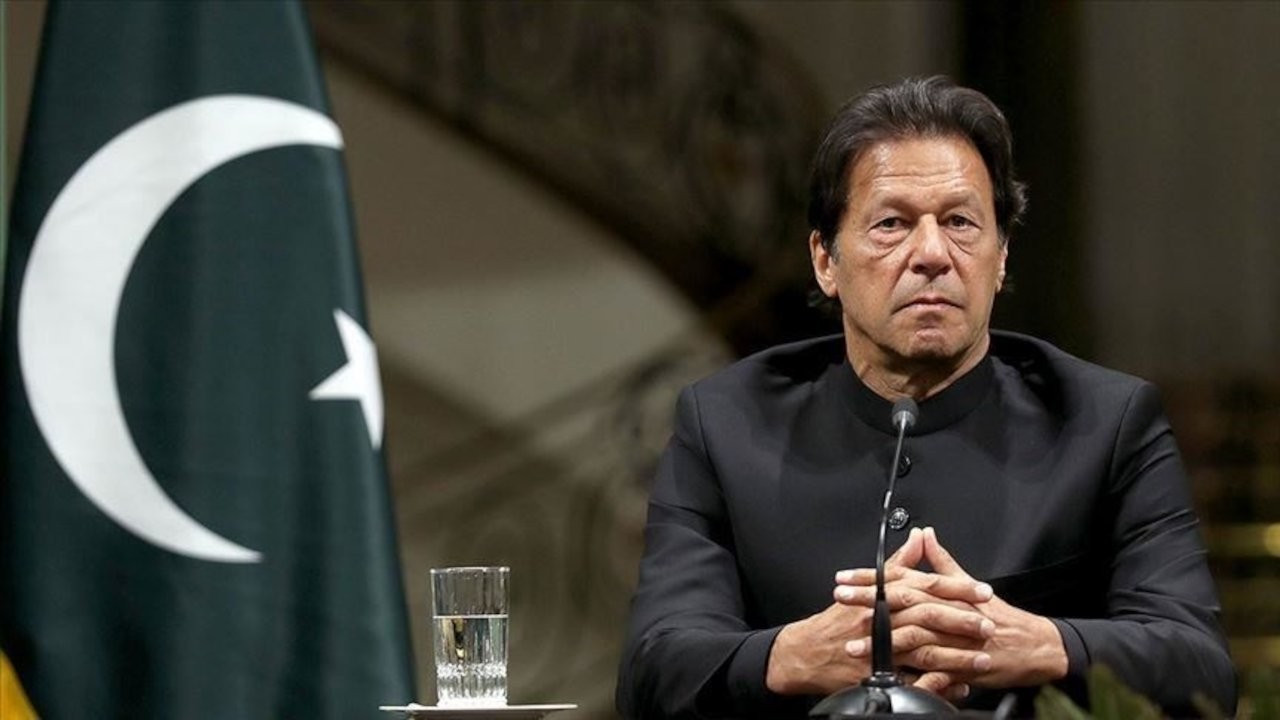 Pakistan'ın eski başbakanı Han hakkında iki ayrı tutuklama kararı