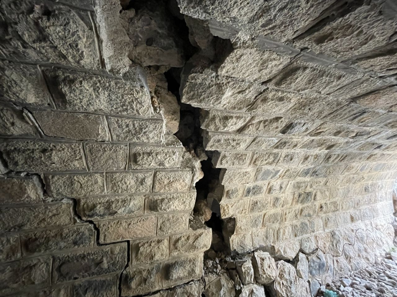 Antep'te depremlerin etkisiyle taş tünelde yarıklar oluştu - Sayfa 4