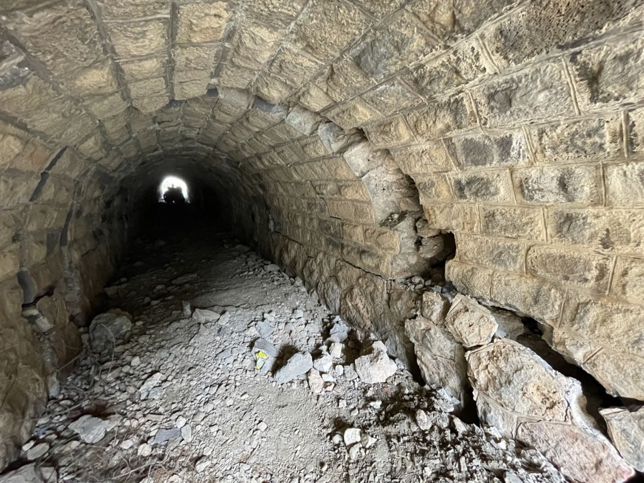 Antep'te depremlerin etkisiyle taş tünelde yarıklar oluştu - Sayfa 3