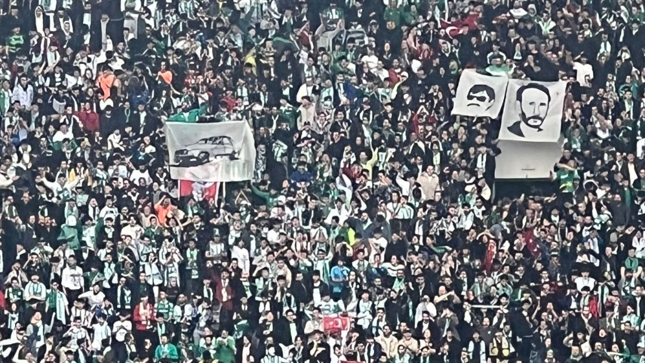 Bursa tribününde 'Beyaz Toros' ve 'Yeşil' posteri açıldı