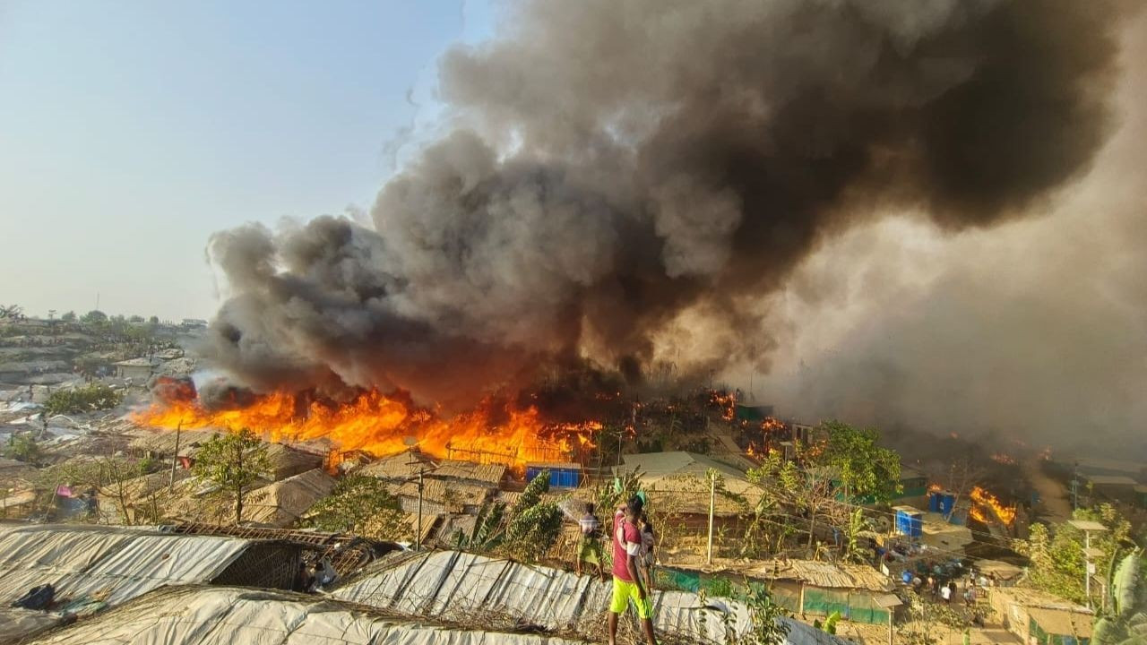 Bangladeş’te mülteci kampında yangın: 12 bin kişi yerinden oldu