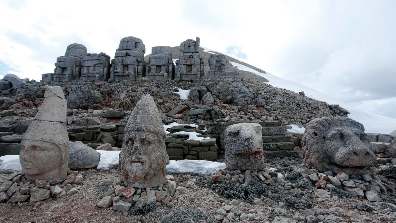Nemrut Dağı'nın anıtsal heykelleri depremlerde zarar görmedi