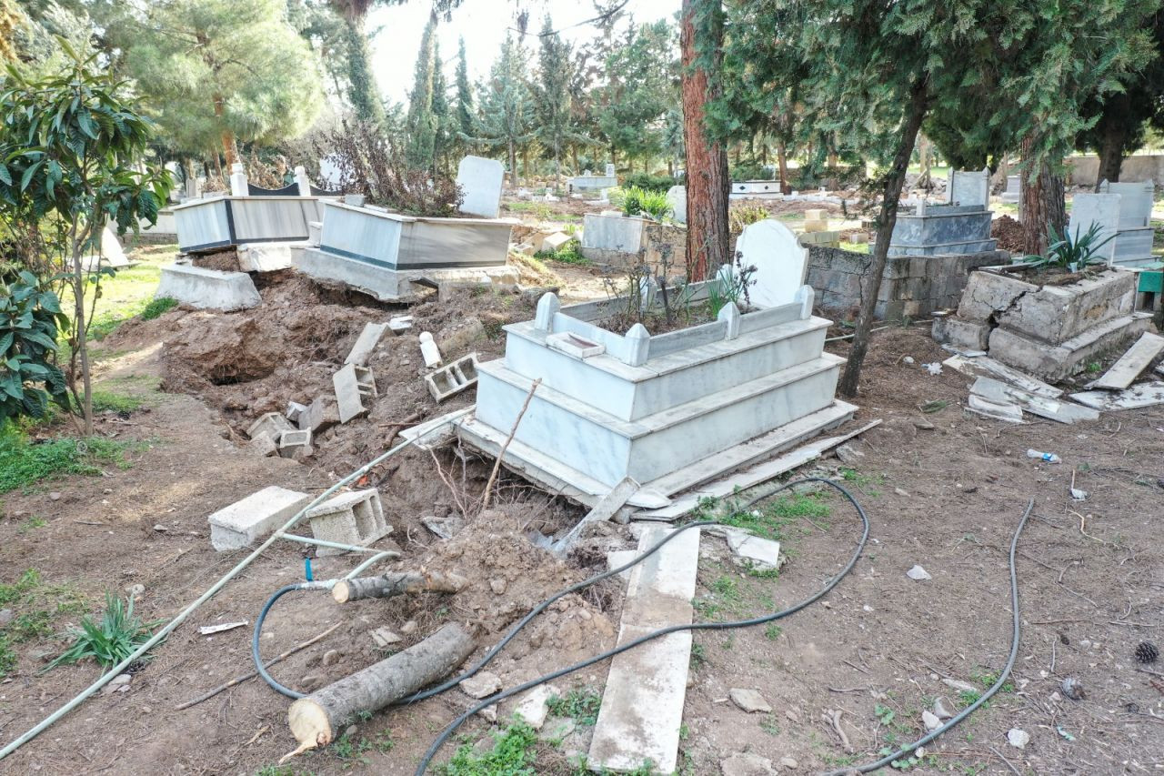 Depremler Nurdağı'ndaki mezarlıkta tahribata neden oldu - Sayfa 1