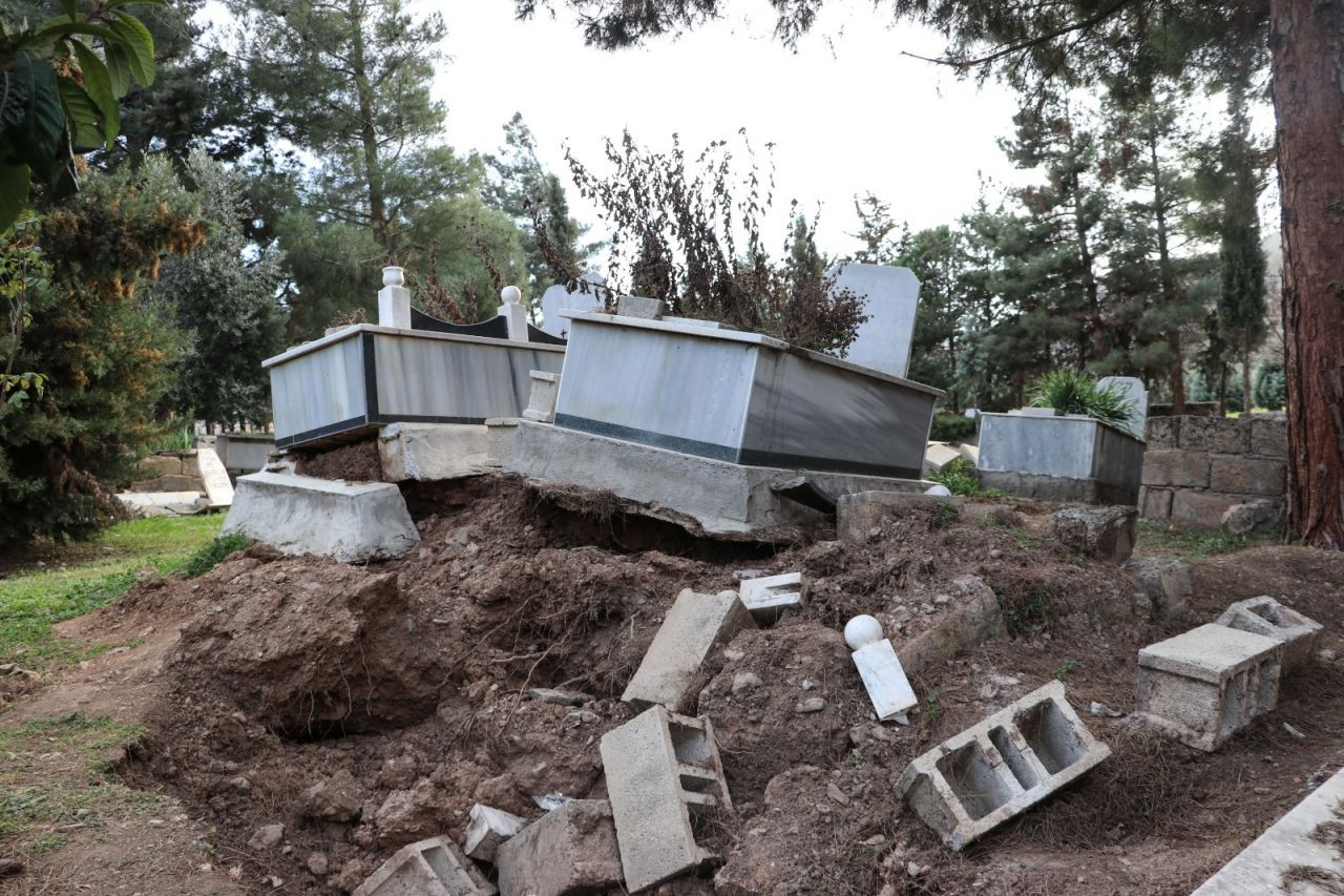 Depremler Nurdağı'ndaki mezarlıkta tahribata neden oldu - Sayfa 4