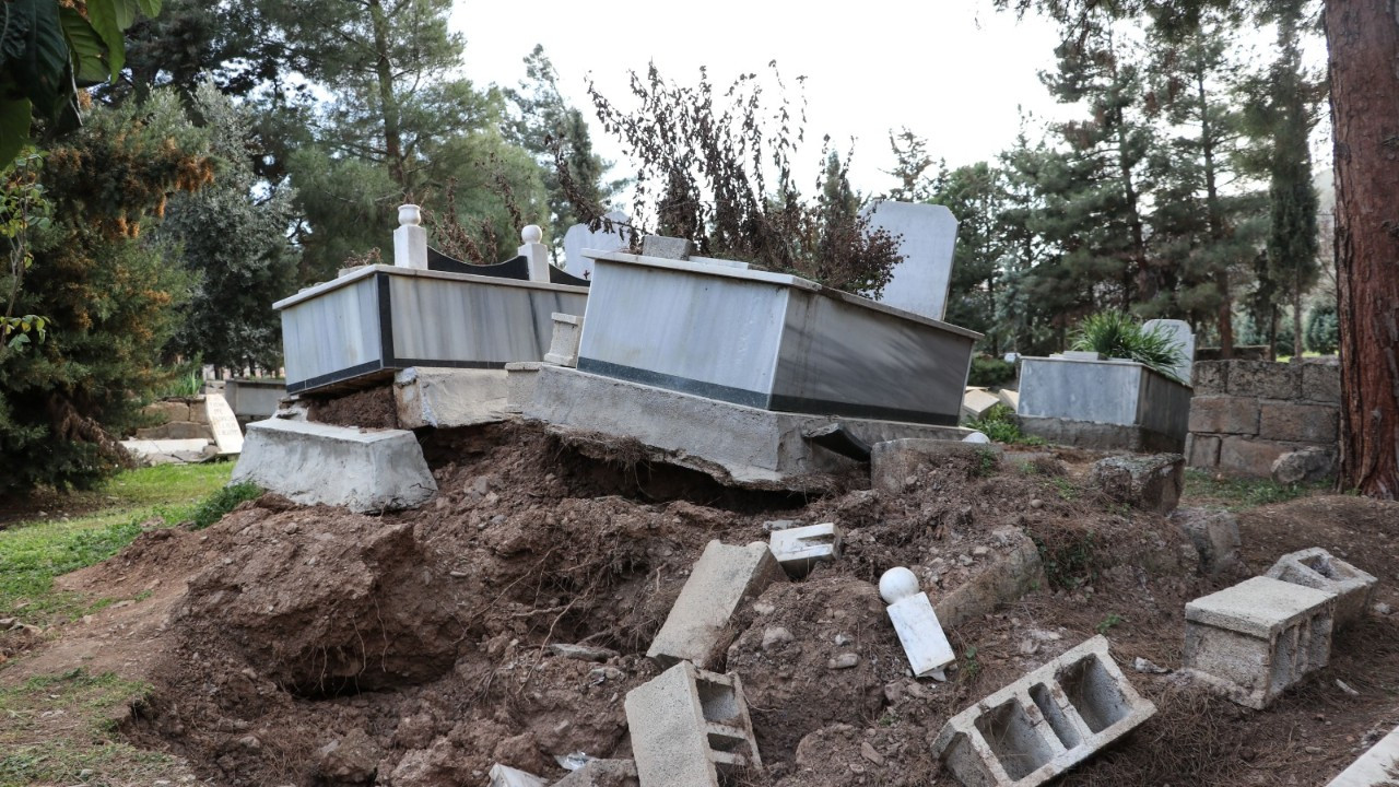 Depremler Nurdağı'ndaki mezarlıkta tahribata neden oldu