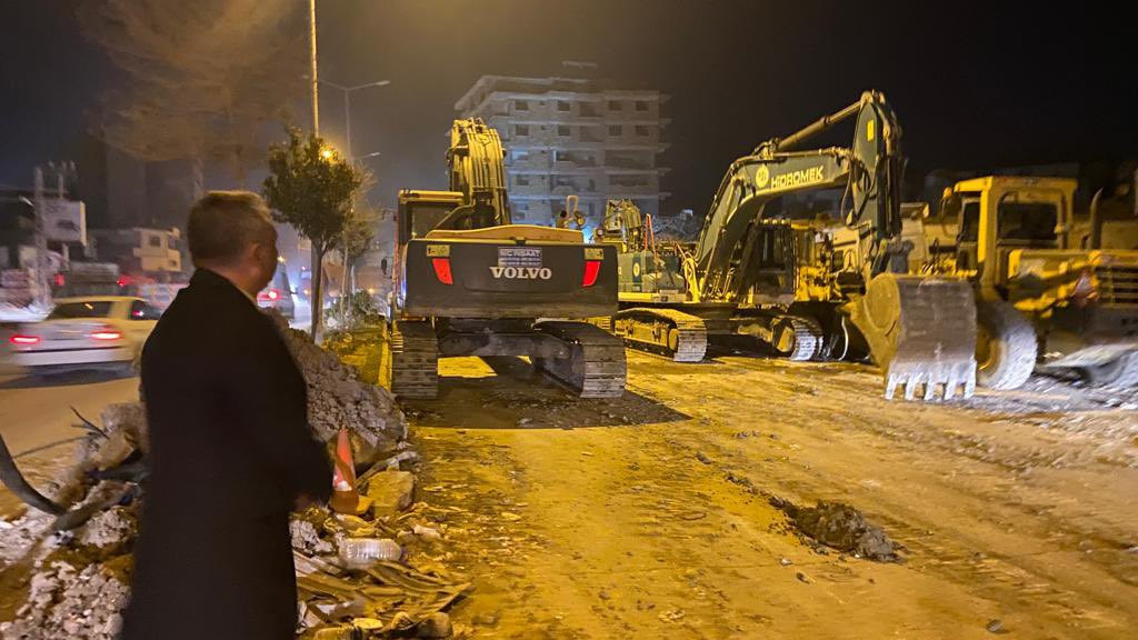 Depremin ilk saatlerinde Antalya’dan yola çıkan iş makineleri, enkaz kaldırma ve arama kurtarma çalışmaları için deprem bölgesine gitti.