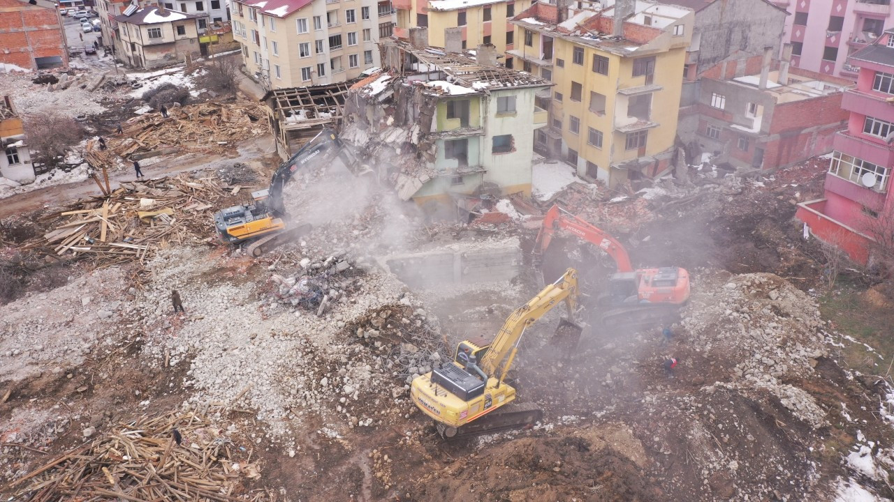 Gerede'de fay hattının geçtiği bölgedeki binalar yıkılıyor