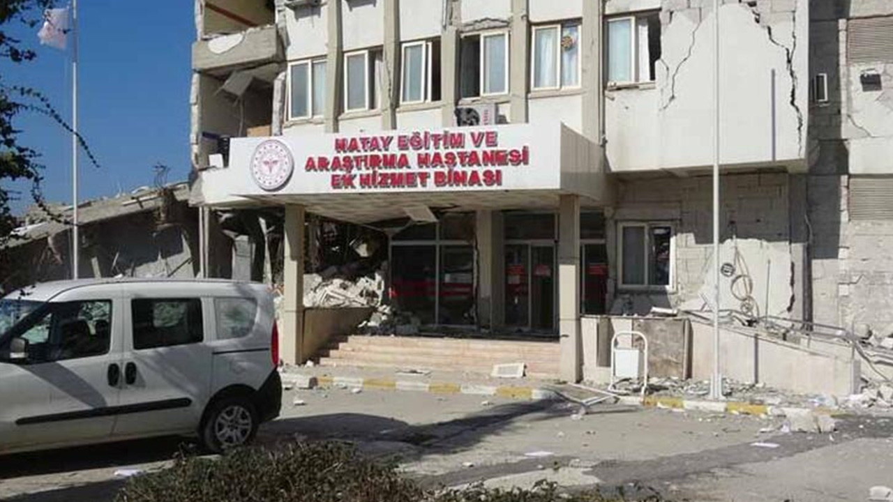 'Hatay'da hasar gören hastanede hastalar ölüme terk edildi'