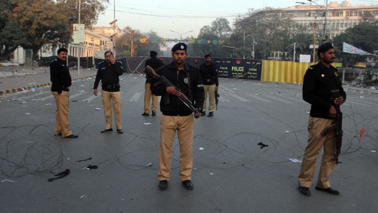 Pakistan: Kadın göstericileri coplayan üç polis açığa alındı