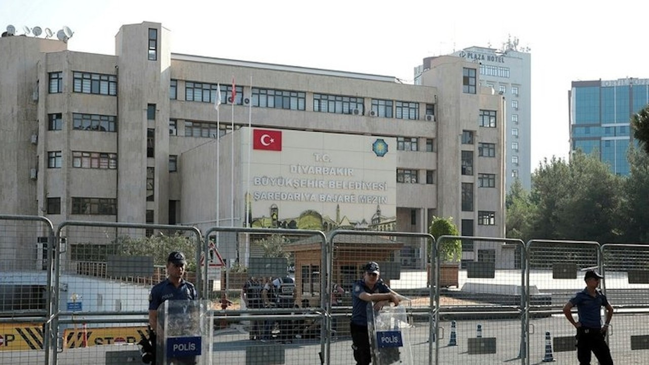 Diyarbakır Büyükşehir Belediyesi’nde iki daire başkanı görevden alındı