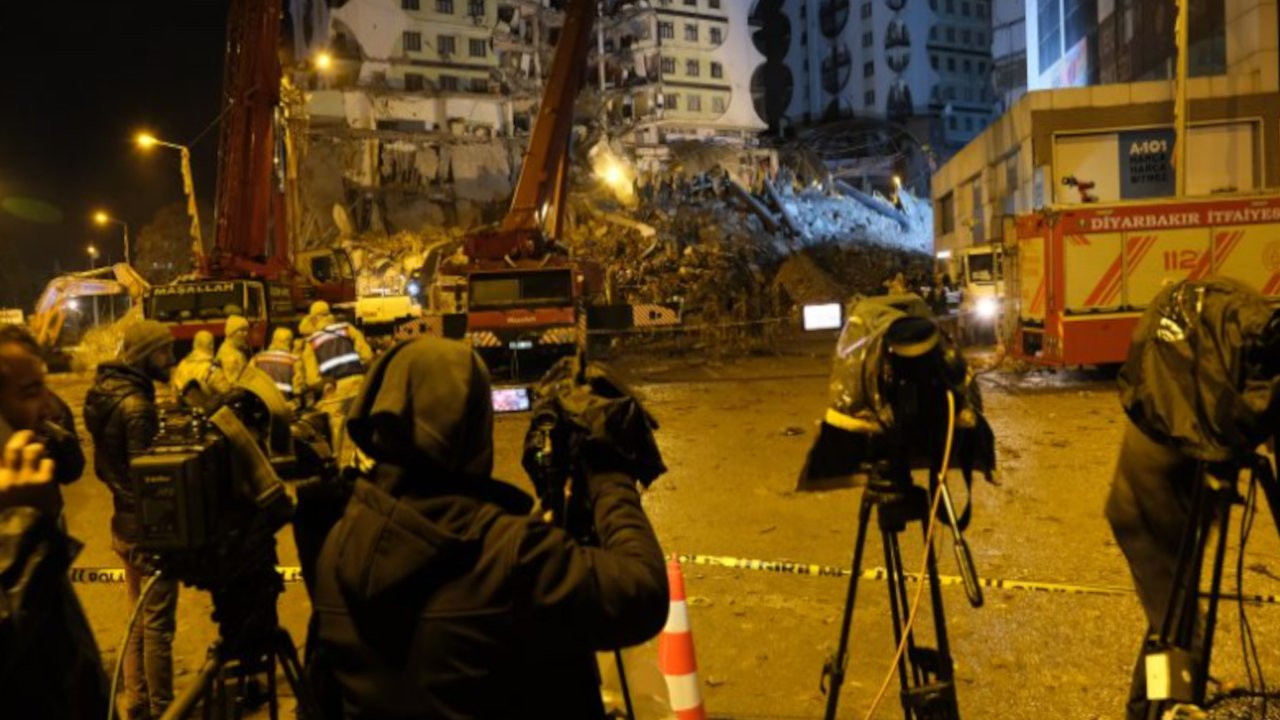 Deprem haberi yapan gazeteci kovuldu: 'Emir büyük yerden...'
