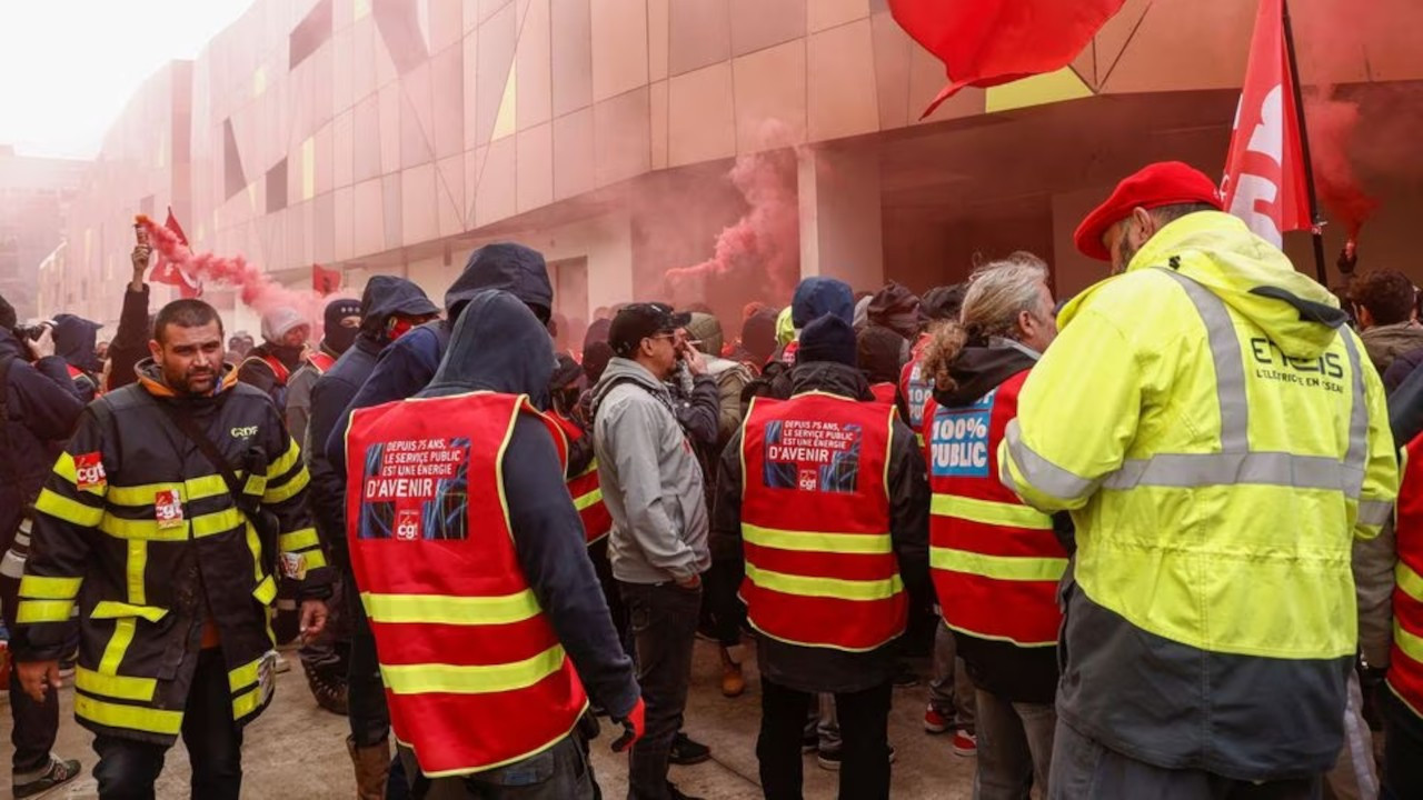 Fransa'da grevci işçiler santralleri basıp elektrikleri kesti