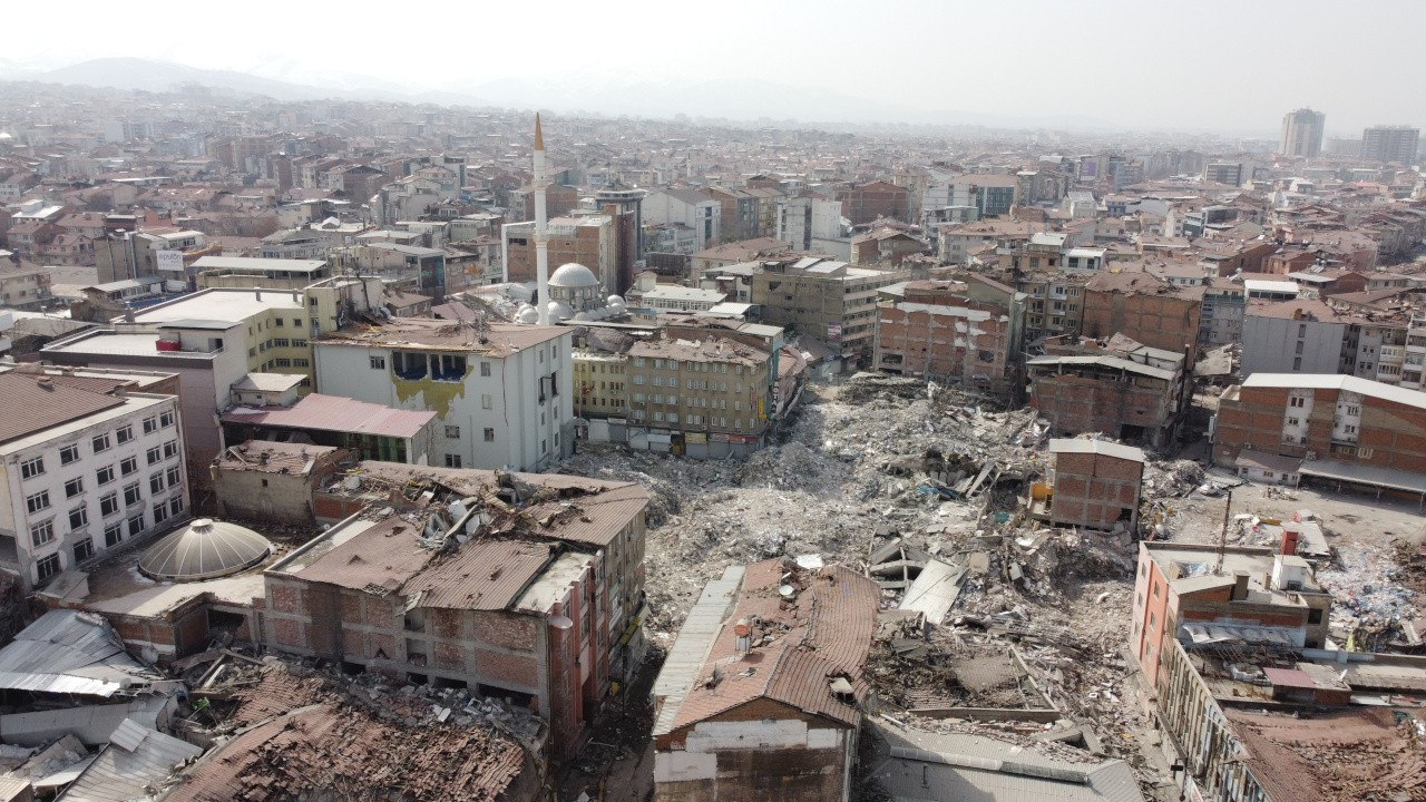 Malatya'daki hasarlı bina Sincik merkezli depremde çöktü