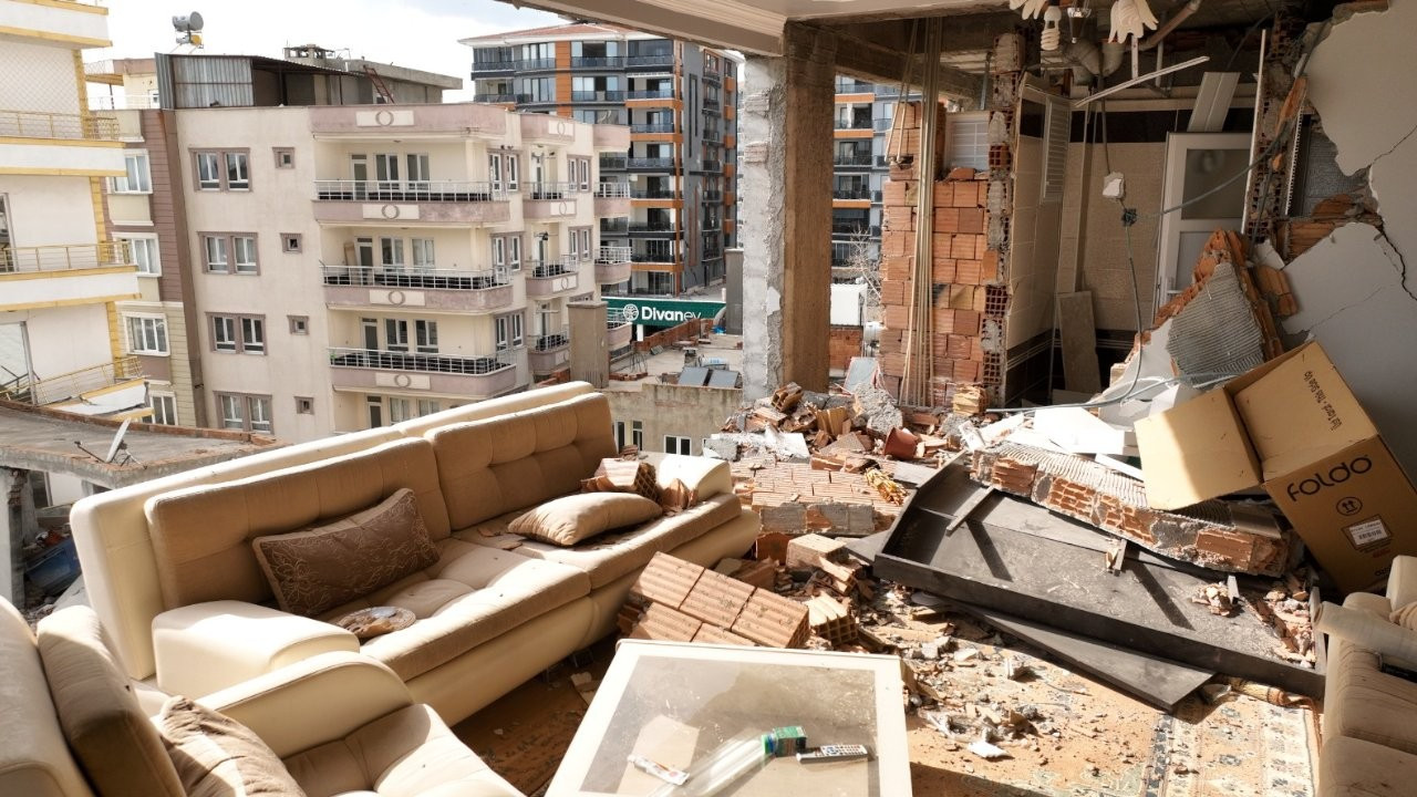 Adıyaman'da ağır hasarlı binalardaki evlerin içi görüntülendi