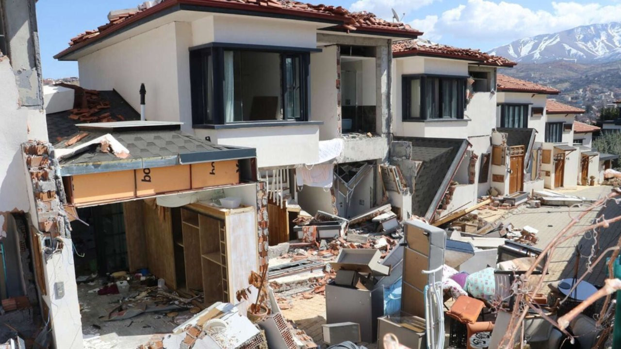 Malatya'da 2 katlı 10 milyon liralık villalar depremde paramparça oldu