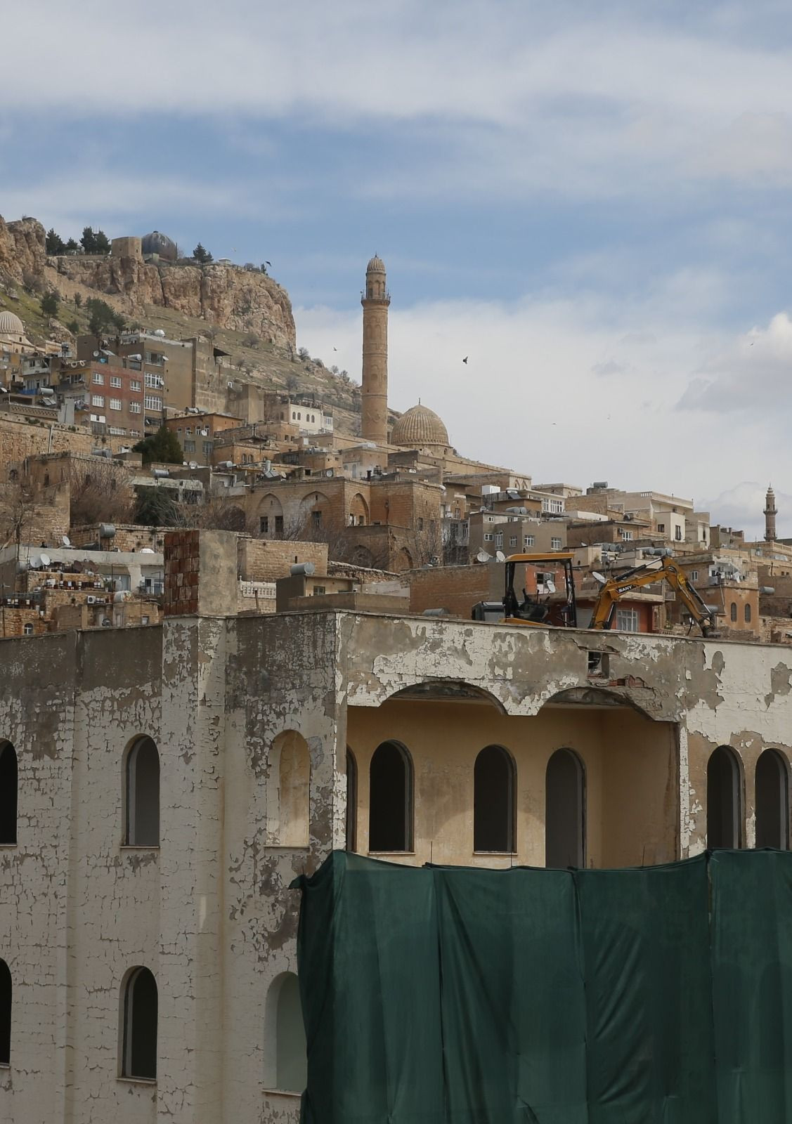 Mardin’in tarihi dokusunu bozan 5 katlı betonarme bina yıkılıyor - Sayfa 4