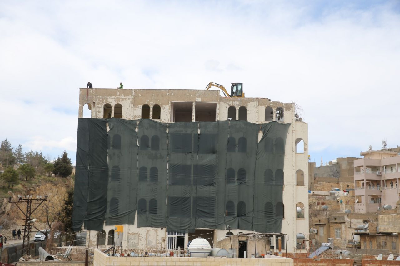 Mardin’in tarihi dokusunu bozan 5 katlı betonarme bina yıkılıyor - Sayfa 1